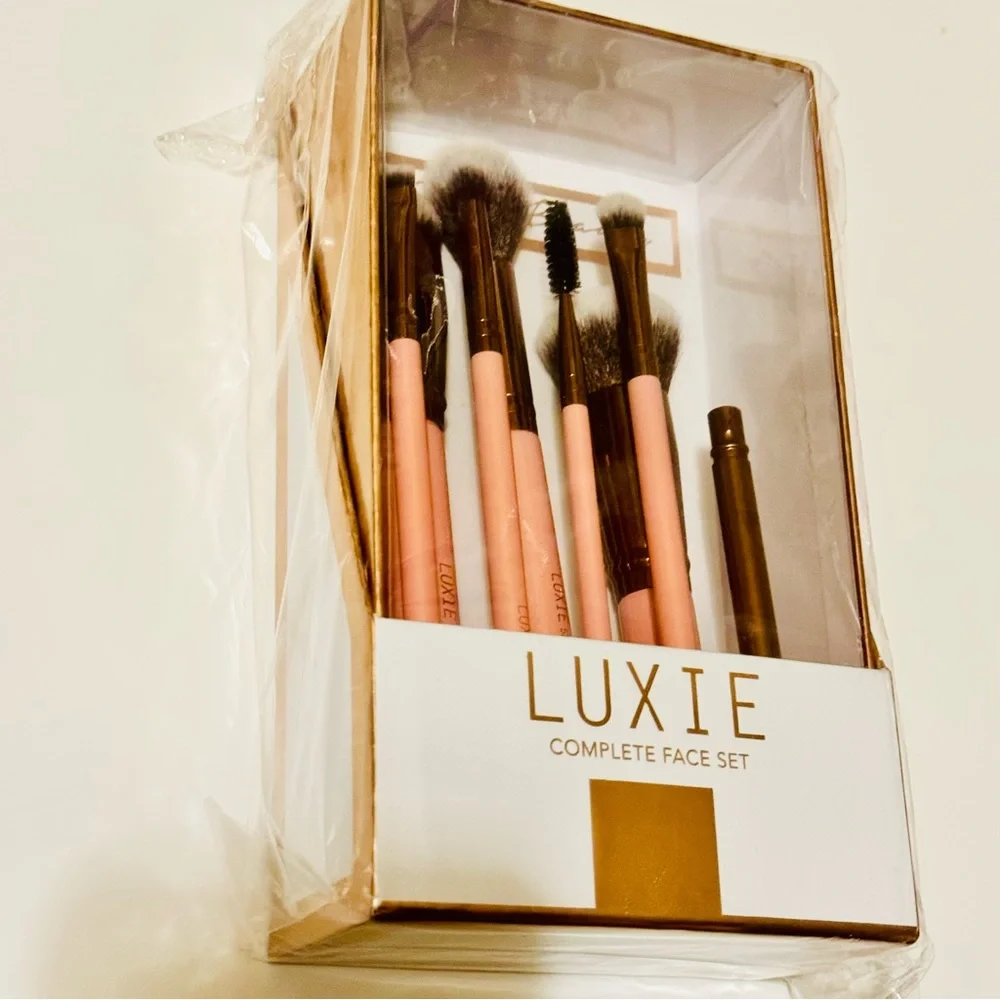 LUXIE COMPLETE FACE SET 8 PIECE PINK/ROSE GOLD BRUSH SET NIB!